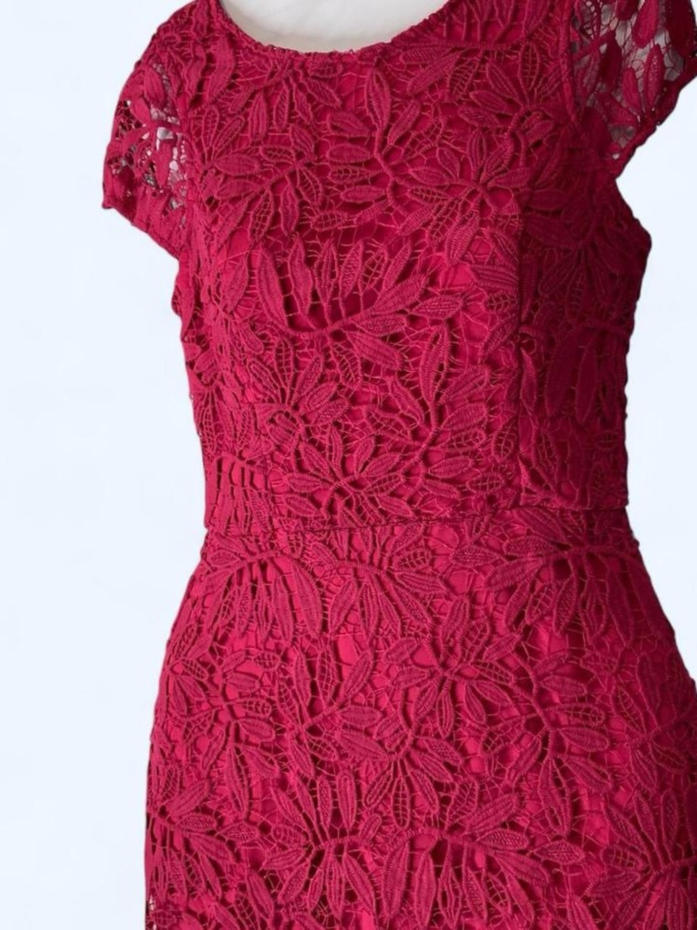 Lulus pink lace bodycon midi dress with cap sleeves and floral pattern. XS